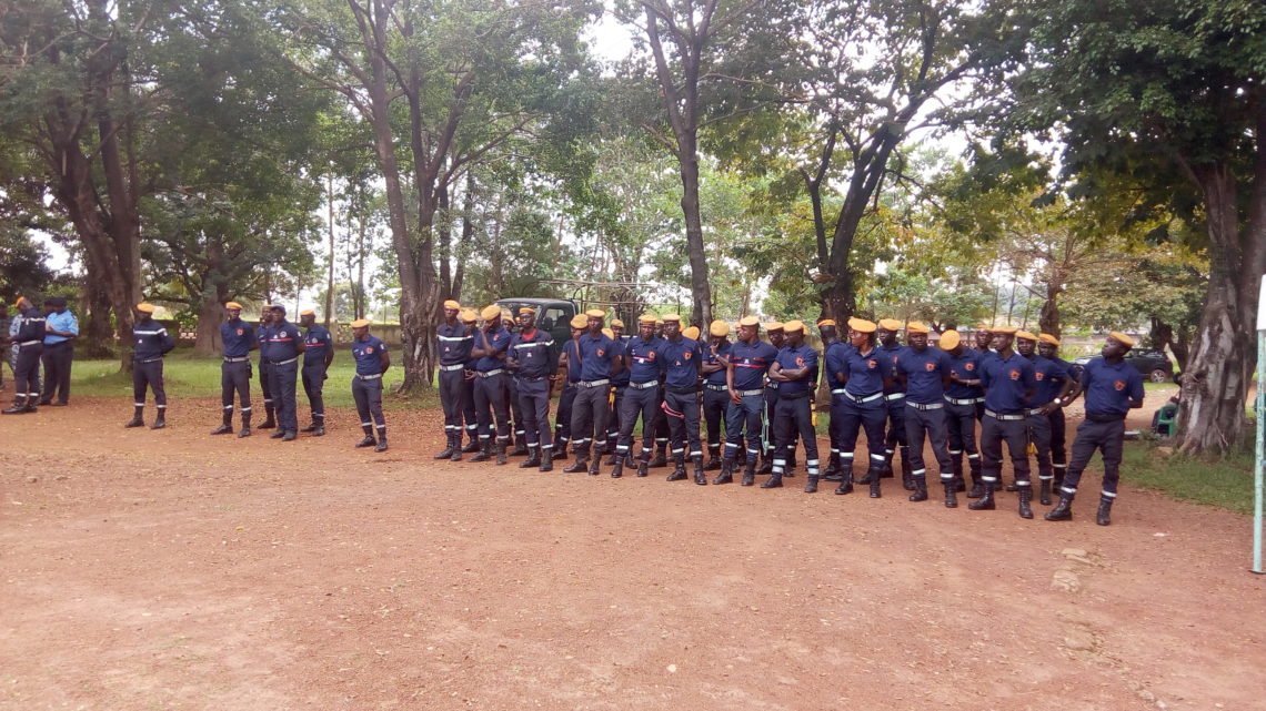 Man/ le centre de secours équipé en matériaux de sauvetage