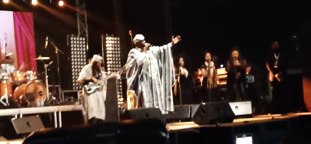 Man: Concert Paix et Unité   Alpha Blondy” tire” sur tout le monde et se brûle avec son feu dans les montagnes.