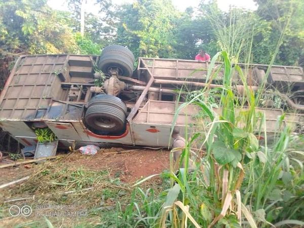 Accident de la circulation: Un car de la compagnie  Gti finit sa course dans la forêt