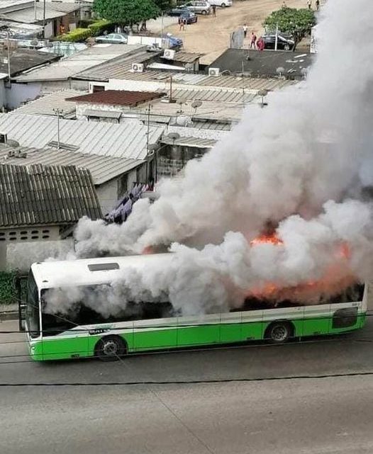 Côte d’Ivoire (désobéissance civile) : Des inconnus incendient un bus à Marcory (Abidjan)